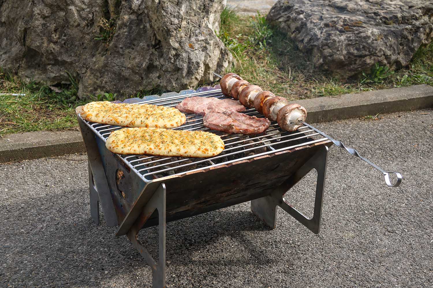 Grillspieß und Rost auf Carbon-Stahl Grill