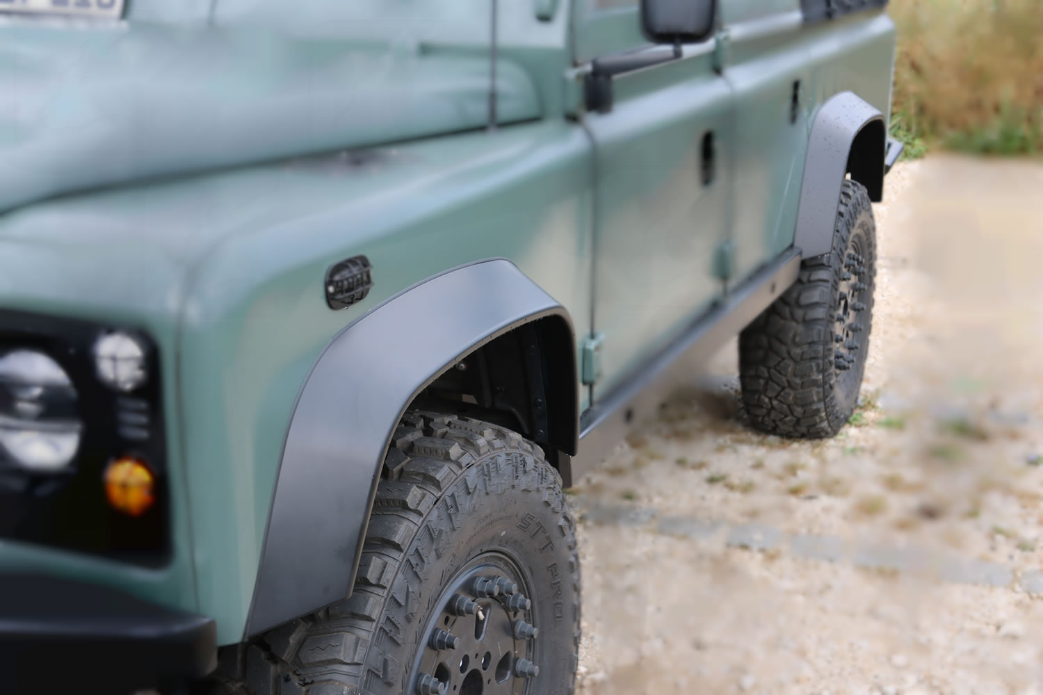 Defender mit Bereifung 285/75R16 auf Hutchinson Pinzgauer Felgen 7,5x16 ET63