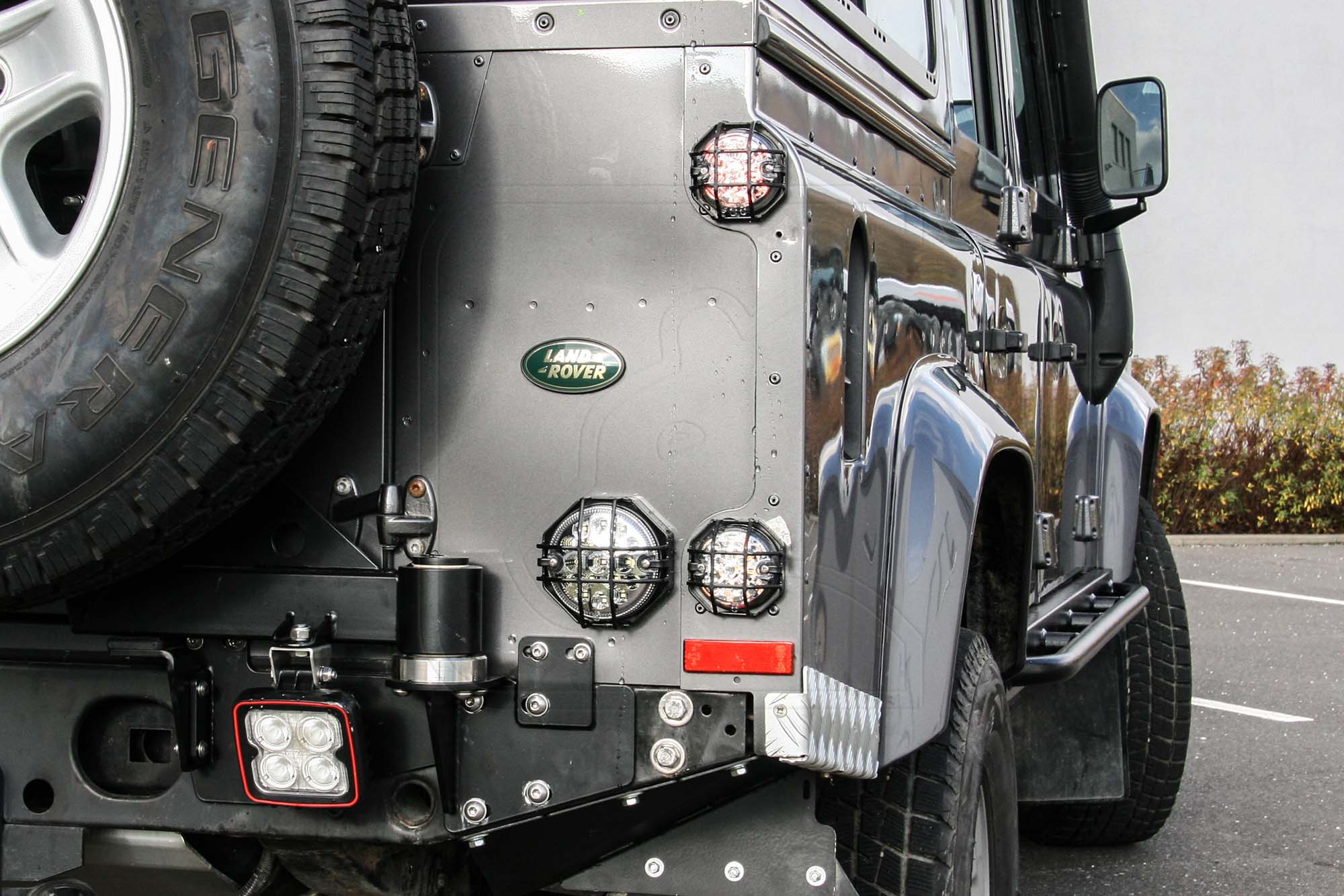 Anwendungsbeispiel, Schutzgitter für Lampen am Land Rover Defender