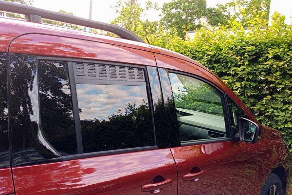 Nakatanenga ventilation panel for rear side windows 
