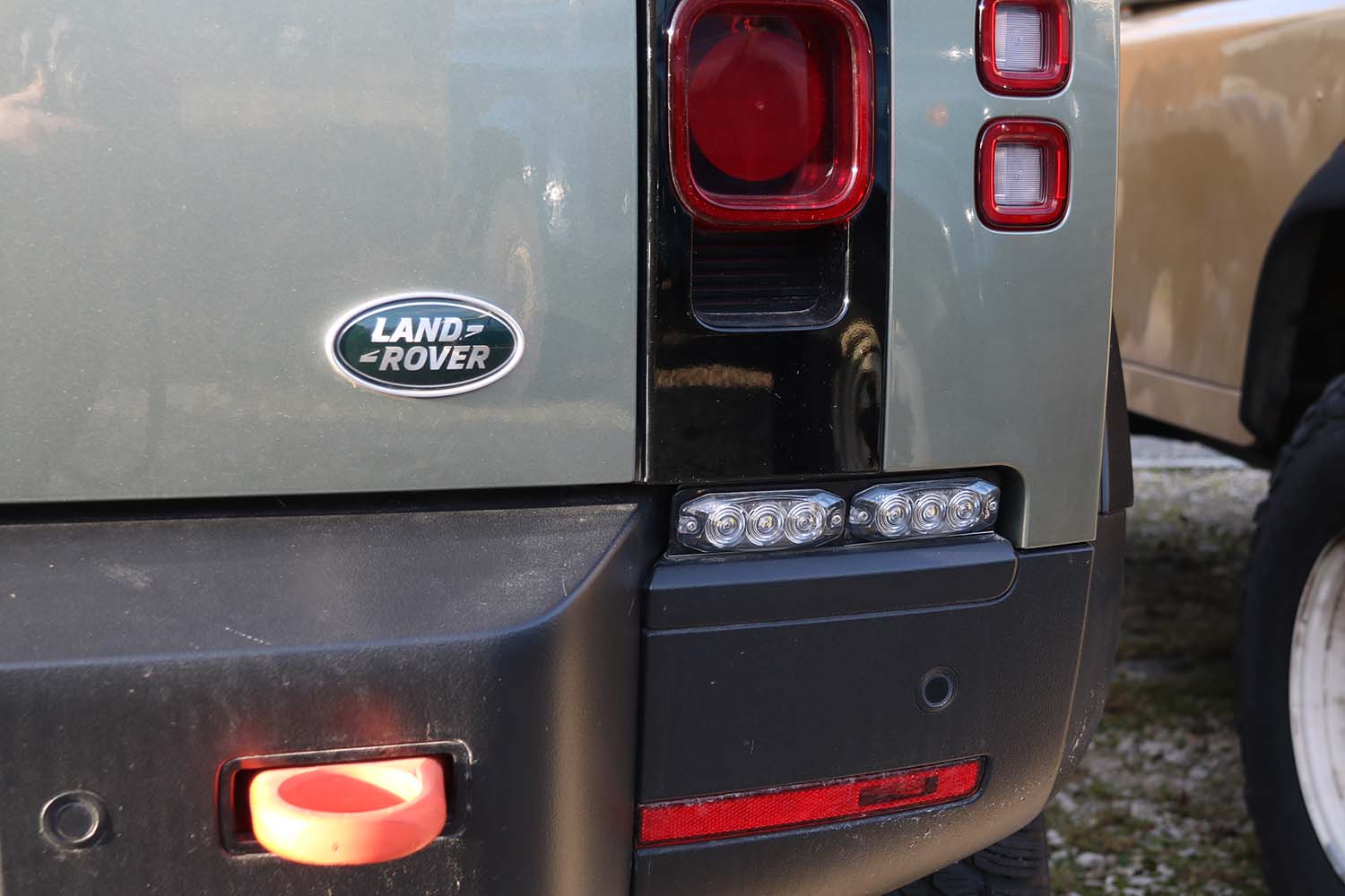 Additional reversing light for Land Rover New Defender from MY 2020 onwards
